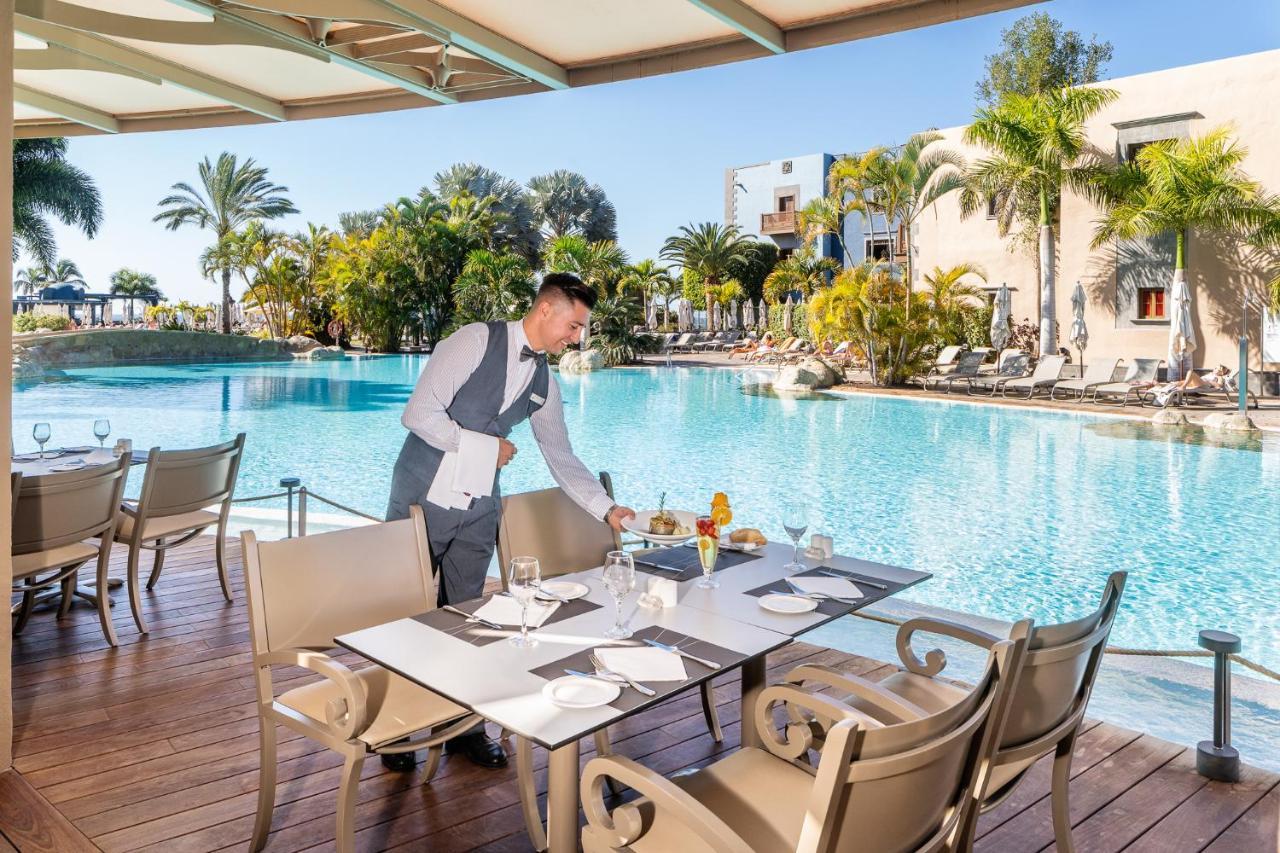 Lopesan Villa Del Conde Resort & Thalasso เมโลเนรัส ภายนอก รูปภาพ A waiter at work